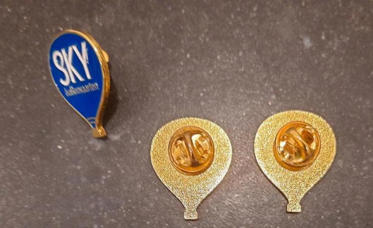 SKY ballonvaarten pin / Billie Turf button / Winnetou button, Verzamelen, Speldjes, Pins en Buttons, Merk, Ophalen of Verzenden
