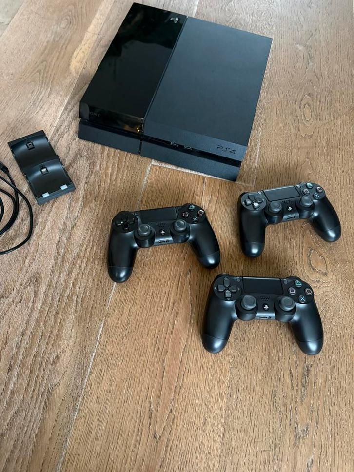 Playstation 4 500GB opslag + 3 controllers + oplaadstation, Spelcomputers en Games, Spelcomputers | Sony PlayStation 4, Zo goed als nieuw