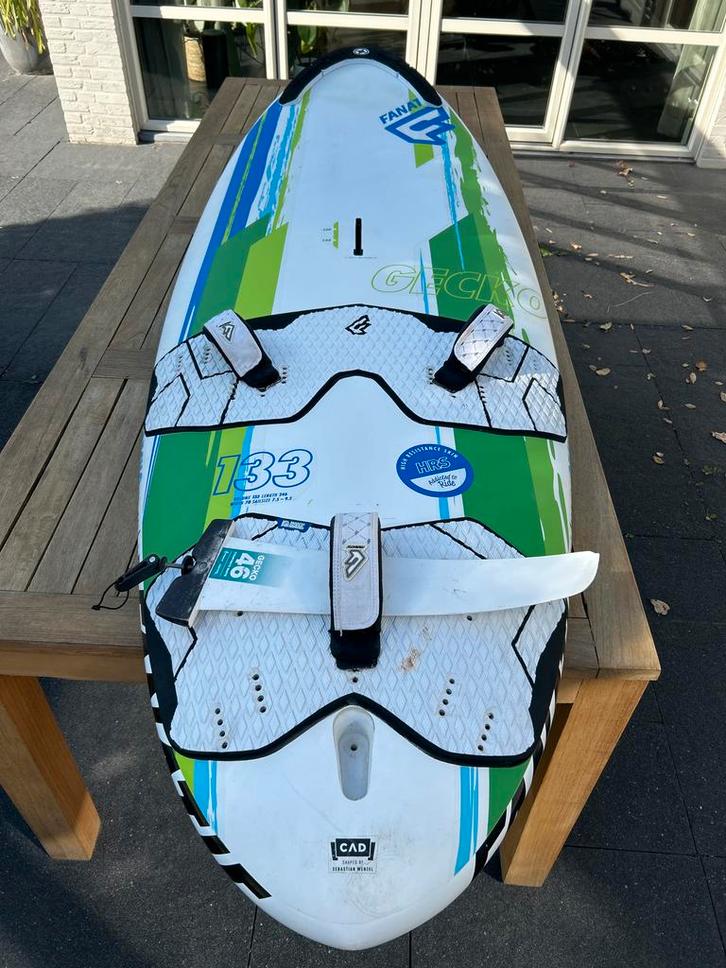 Fanatic Gecko 133 Windsurfboard, Watersport en Boten, Windsurfen, Zo goed als nieuw, Plank, 250 tot 300 cm, Met vin(nen), 7 m² of meer