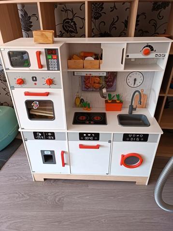 Leuke houten speelkeuken beschikbaar voor biedingen