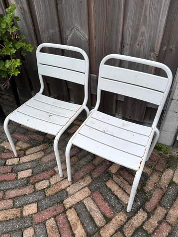 Twee kleine stoelen beschikbaar voor biedingen