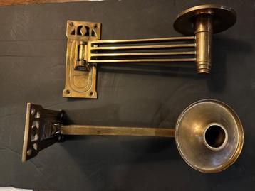 Twee antieke hangende kaarsenstandaards  beschikbaar voor biedingen