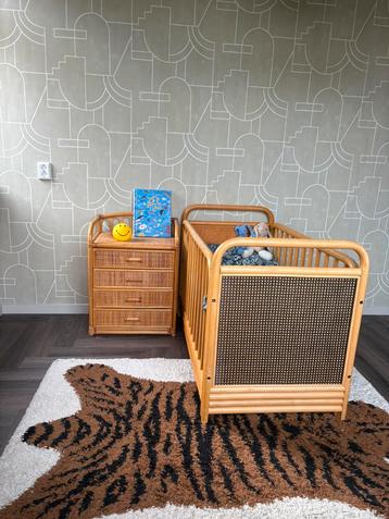 Vintage bamboe kinderbedje met nachtkastje beschikbaar voor biedingen