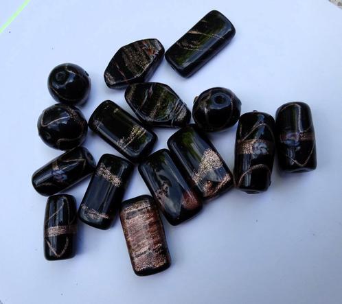 15 Zwarte glas kralen met goudkleur strepen / randjes, Hobby en Vrije tijd, Kralen en Sieraden maken, Zo goed als nieuw, Kraal