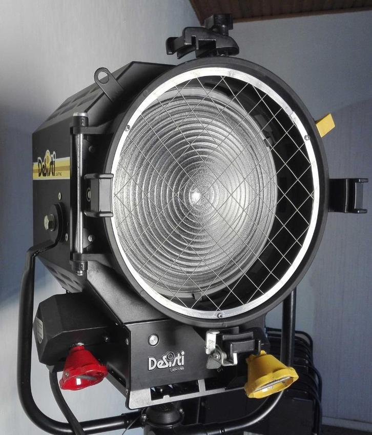Desisti 2KW / studio fresnel lamp / spot / lamp, Muziek en Instrumenten, Theaterbelichting, Zo goed als nieuw, Ophalen
