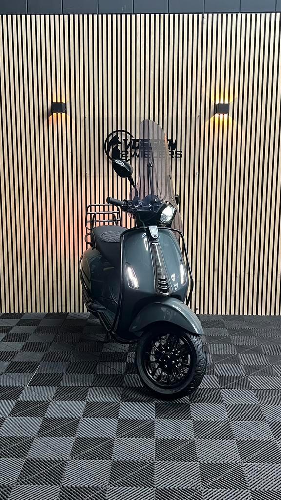 Vespa Sprint | Nano Grey  | 2022 | Full option | Garantie, Fietsen en Brommers, Scooters | Vespa, Zo goed als nieuw, Overige modellen