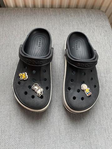 Crocs zwart maat 7 (40/41) met jibbitz beschikbaar voor biedingen