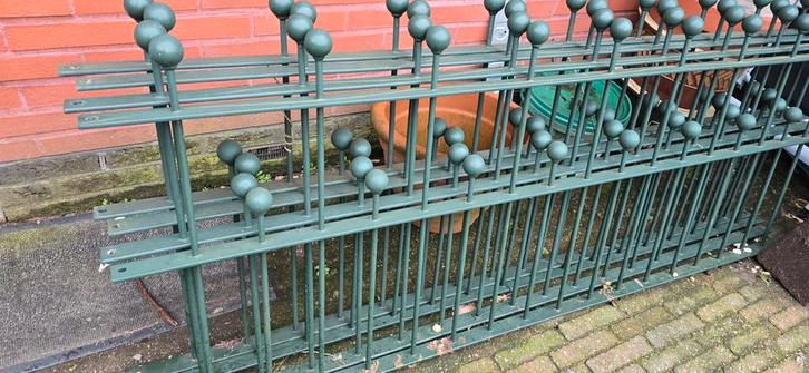 Sierhekwerk met ballen 4 stuks en 4 poeren., Tuin en Terras, Tuinhekken en Hekwerk, Gebruikt, Sierhekwerk, IJzer, Ophalen of Verzenden