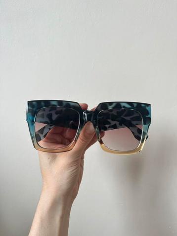 Grote blauw/zwart tortoise zonnebril. Retro 00s vintage beschikbaar voor biedingen
