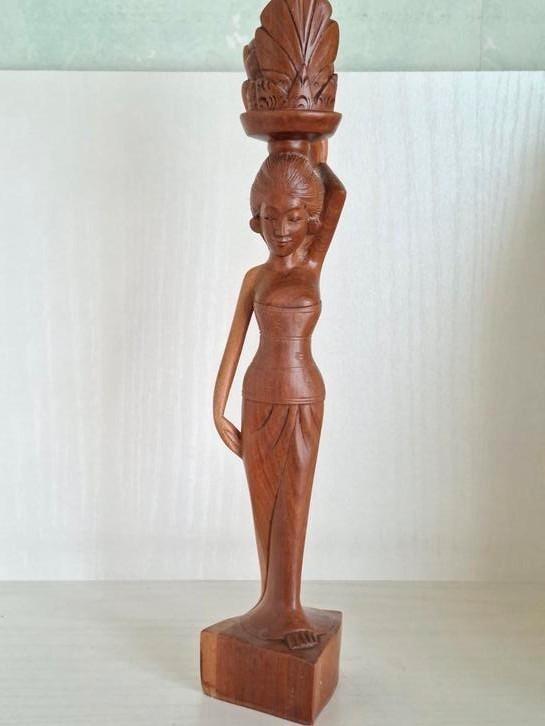 Balinese met offer op haar hoofd/ houtsnijwerk/ jaren '50, Antiek en Kunst, Kunst | Beelden en Houtsnijwerken, Ophalen of Verzenden
