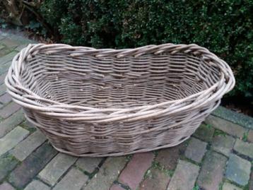 Engelse rieten mand beschikbaar voor biedingen