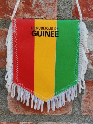 Guinee 1980  prachtig uniek vintage vaantje beschikbaar voor biedingen