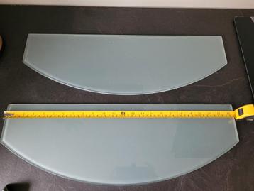 2x glazen wandplankjes met beugels  beschikbaar voor biedingen