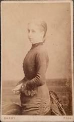 Barry Hull. Vintage CDV kabinetsfoto Victoriaans meisje 1880, Verzamelen, Foto's en Prenten, Gebruikt, Ophalen of Verzenden, Foto