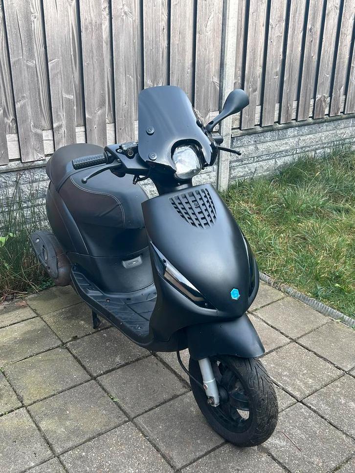 Nette Piaggio zip 50cc, Fietsen en Brommers, Scooters | Piaggio, Zo goed als nieuw, Zip, Maximaal 45 km/u, Benzine, Ophalen