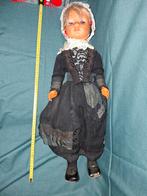8 klederdracht poppen, Antiek en Kunst, Ophalen of Verzenden