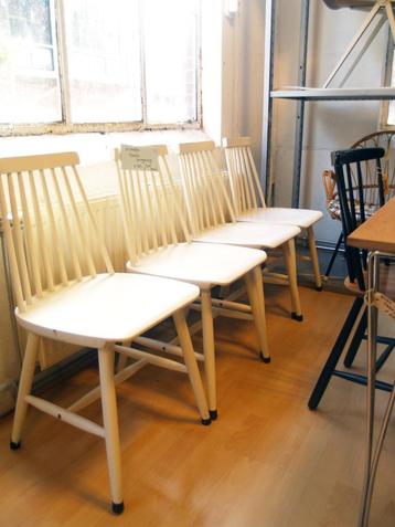 4x vintage witte houten design stoelen Deense vormgeving beschikbaar voor biedingen