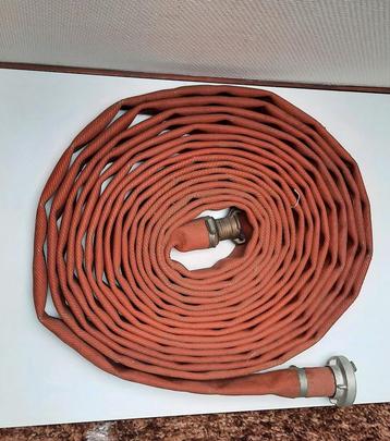 Oude brandweerslang. beschikbaar voor biedingen