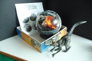 PUZZEL BAL MET STANDAARD EN VELOCIRAP VAN JURASSIC WORLD beschikbaar voor biedingen