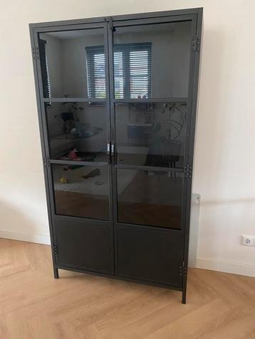 Zwarte metalen vitrine kast beschikbaar voor biedingen