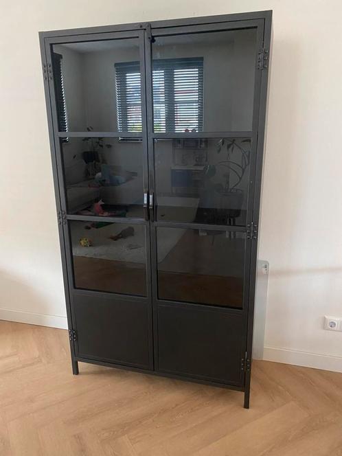 Zwarte metalen vitrine kast, Huis en Inrichting, Kasten | Vitrinekasten, Zo goed als nieuw, 150 tot 200 cm, 100 tot 150 cm, 25 tot 50 cm