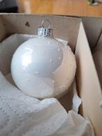 Witte kerstbal met hert, Diversen, Kerst, Onbekend, Ophalen of Verzenden, Zo goed als nieuw, Losse verkoop