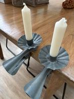 TE KOOP. TWEE NOSTALGISE ZINKEN KNIJP KANDELAARS !!, Huis en Inrichting, Woonaccessoires | Kandelaars en Kaarsen, Ophalen of Verzenden