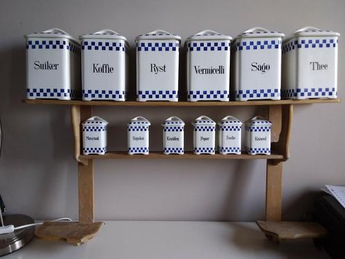 12 voorraadpotten antiek porselein met origineel wandrek, Antiek en Kunst, Antiek | Keramiek en Aardewerk, Ophalen of Verzenden