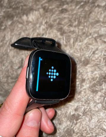 Smartwatch Fitbit Versa 2 + oplader en bandje beschikbaar voor biedingen