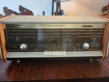 Vintage oude Philips radio beschikbaar voor biedingen