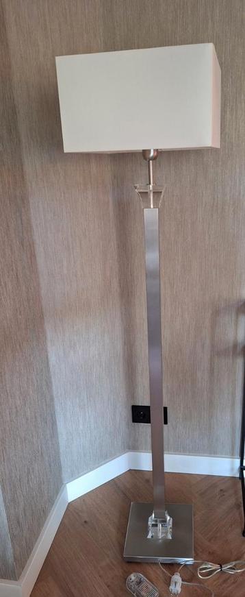 Elegante Staande Lamp - Metaal & Glas beschikbaar voor biedingen