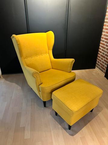  goed zittende okergele fauteuil met bijpassende hocker  beschikbaar voor biedingen