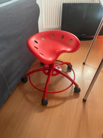Rode IKEA tractor kruk op wieltjes beschikbaar voor biedingen