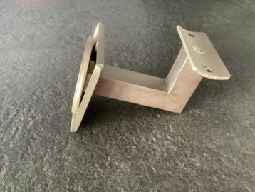 1 ophangbeugel / ophangsteun voor een trapleuning beschikbaar voor biedingen
