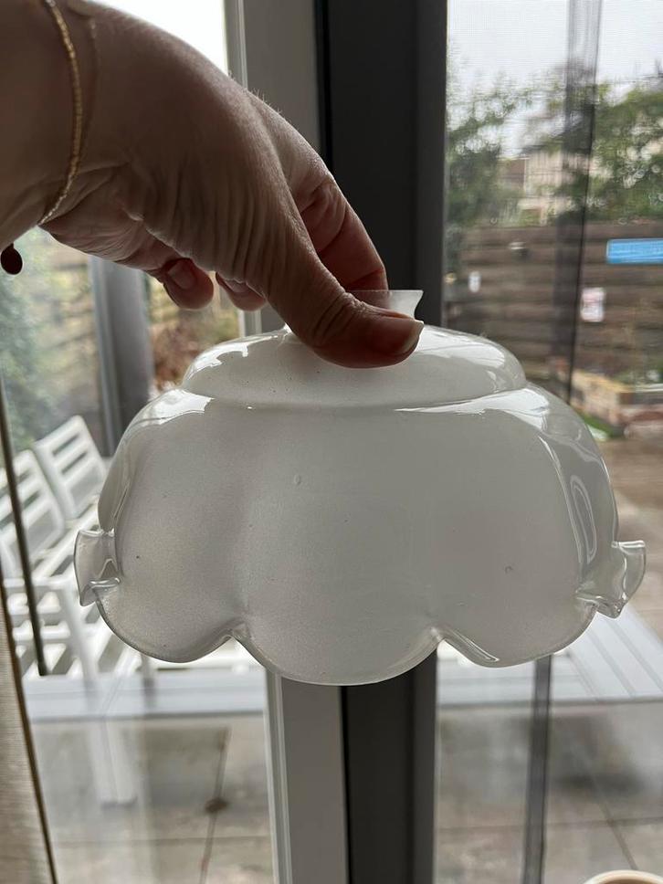 Antieke glazen lampenkap rokkapje met golvende rand, Huis en Inrichting, Lampen | Lampenkappen, Gebruikt, Minder dan 25 cm, Rond