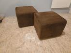 Twee bruine suedine poefen / voetenbankjes poef / poefs, Ophalen, Stof, 50 tot 75 cm, Vierkant