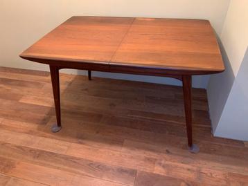 Prachtige vintage eettafel Louis van Teeffelen beschikbaar voor biedingen