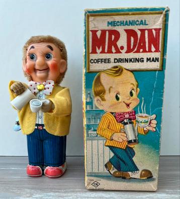 Vintage koffie drinkende Mr. Dan beschikbaar voor biedingen
