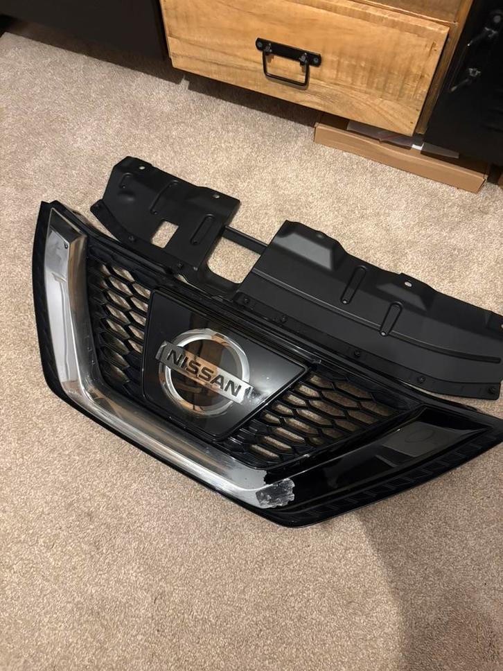 Nissan Qashqai J11 grill, Auto-onderdelen, Carrosserie en Plaatwerk, Bumper, Nissan, Voor, Gebruikt, Ophalen of Verzenden