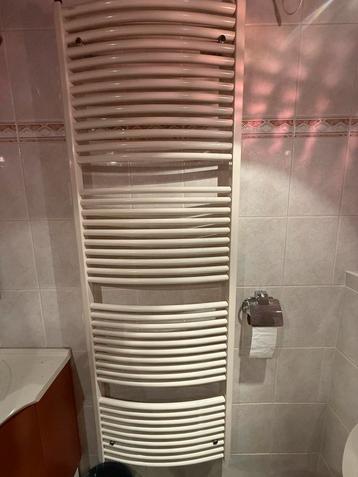 Handdoek radiator en verwarming badkamer beschikbaar voor biedingen