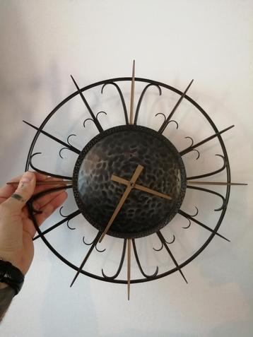 Klok wandklok brutalistische stijl 29cm beschikbaar voor biedingen