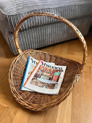 Vintage rotan lectuurmand beschikbaar voor biedingen