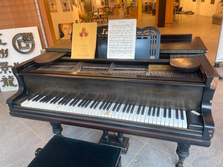 Hindsberg Vleugel - Opknapper met potentie!, Muziek en Instrumenten, Piano's, Gebruikt, Vleugel, Zwart, Ophalen of Verzenden