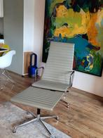 Replica Eames, stoel & hocker, leer en in nieuwstaat., Huis en Inrichting, Fauteuils, Ophalen of Verzenden, Zo goed als nieuw