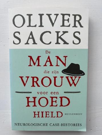 De man die zijn vrouw voor een hoed hield beschikbaar voor biedingen