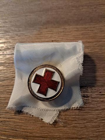 Vintage Rode Kruis Emaille Speld beschikbaar voor biedingen