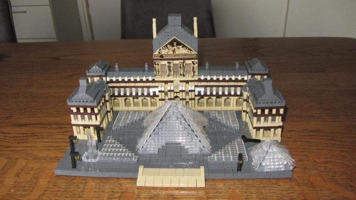 Louvre museum van meer dan 3000 mini bouwsteentjes, Kinderen en Baby's, Speelgoed | Bouwstenen, Zo goed als nieuw, Ophalen of Verzenden
