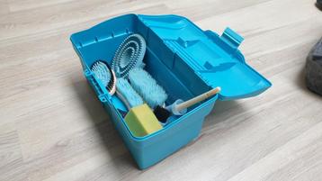 Gevulde poetskoffer en handschoenen  beschikbaar voor biedingen