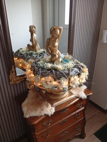 Goudkleurige bak met kunstbloemen en licht beschikbaar voor biedingen