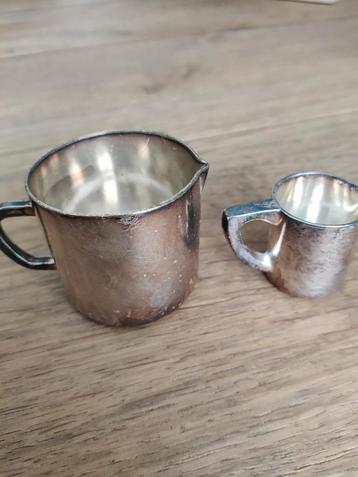 Verzilverde roomkannetjes set beschikbaar voor biedingen